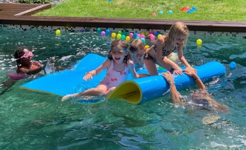 Surveillance de la piscine à Genève pendant un anniversaire