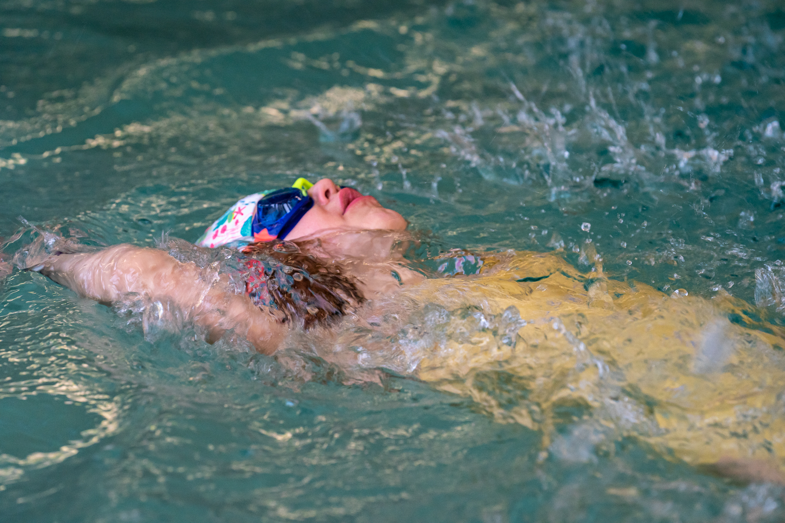 Apprendre à nager sur le dos avec un professeur de natation privé