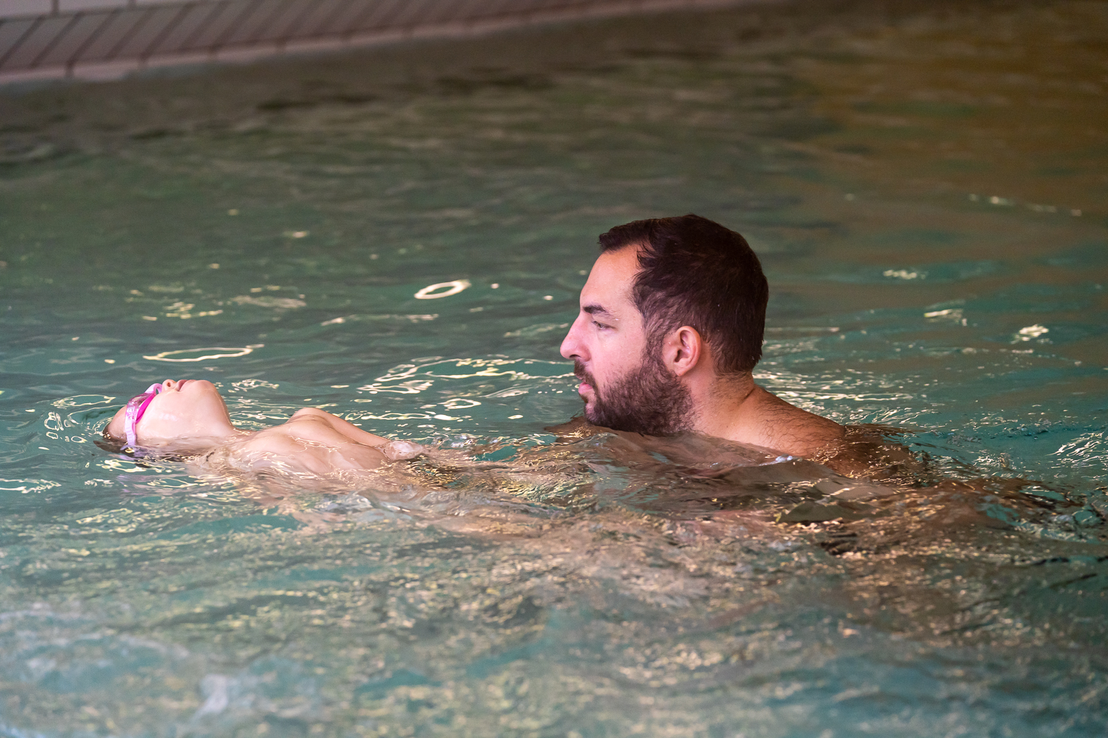 Apprendre à nager sur le dos avec son professeur de natation